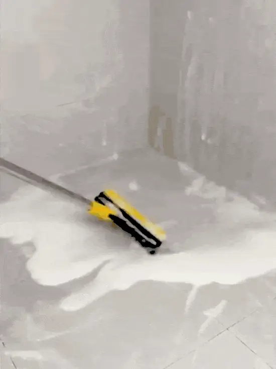 Cepillo 2 en 1 — limpiando piso